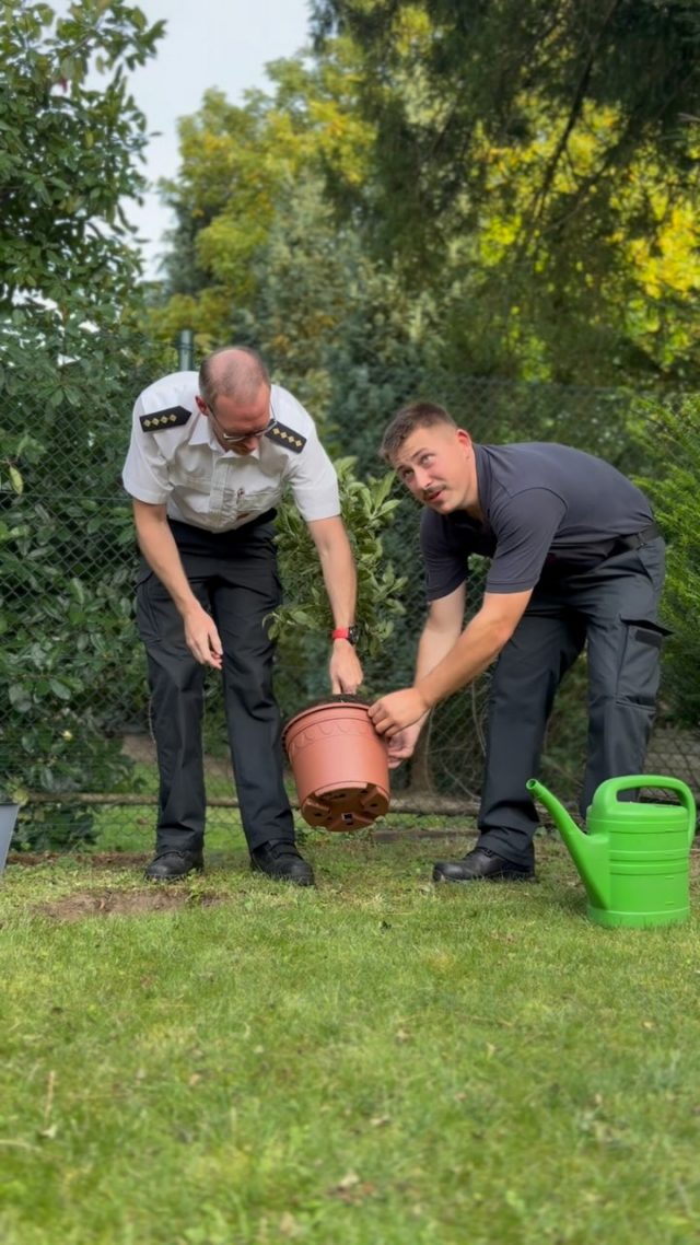 Danke an die @feuerwehr_eppendorf_hoentrop für die Nominierung zur Baumpflanzchallenge 🚒🌳 Wir haben die Normierung angenommen und haben uns hierfür Hilfe in den Garten geholt @ckromberg @lucaducree und Dr. @jan.heinisch 
Danke für die tatkräftige Unterstützung 🪏🌳
Wir nominieren die @ffumweltschutz @feuerwehrwattenscheid @vdf.nrw 

Ihr habt eine Woche Zeit euren Baum zu pflanzen 🌳
Wir freuen uns sehr aufs gemeinsame Grillen 🍗 
#essen112 #wirrettenessen #feuerwehressen #baumpflanzchallenge2025 #essen #ehrenamt