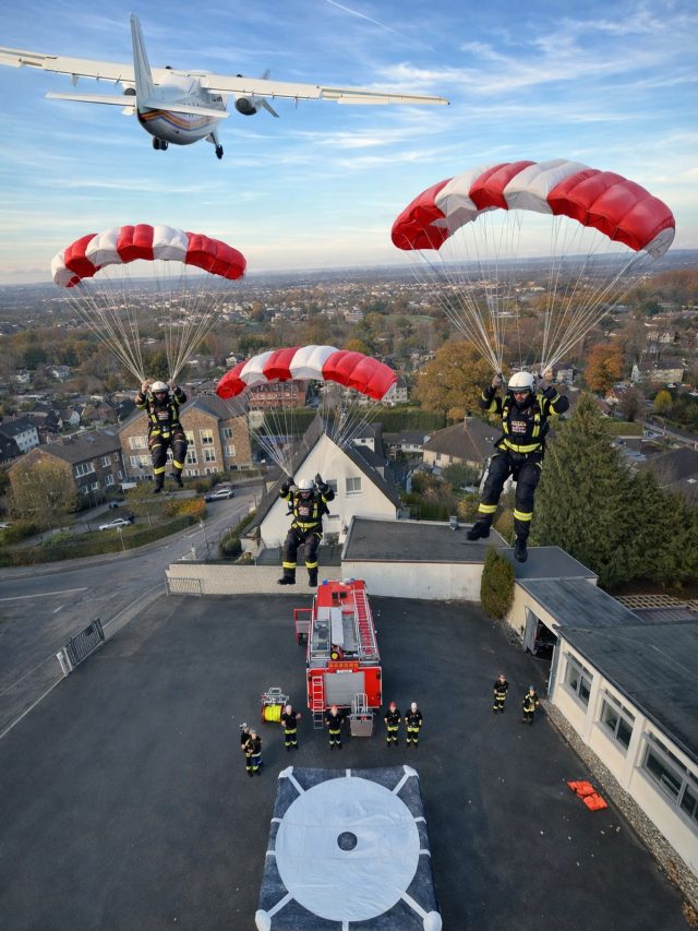 Neuzugang bei der Löschgruppe Horst-Eiberg: 
37-FSE-01 – Unsere Fallschirmspringer-Einheit! 🚒🔥 

Ab sofort unterstützen wir als Fallschirmspringer bei Einsätzen in Essen und Umgebung 

Echte Vorteile im Einsatz: 
• Schnell vor Ort: Stau? Egal. Anflug direkt über das Einsatzgebiet. 
• Punktlandung: Zielgenaues Absetzen direkt an der Einsatzstelle
• Flexibel: Auch in unwegsamem Gelände oder schwer zugänglichen Bereichen einsetzbar 
• Erkundung: Sorgt garantiert für eine Erkundung der Einsatzstelle aus der Luft
• Effizient: Erste Maßnahmen können schon Sekunden nach der Landung eingeleitet werden 

Unsere Fallschirmspringer werden regelmäßig trainiert und durch speziell geschultes Personal betreut 🪂 

Wir sind gespannt, wie sich unsere neue Einheit im Einsatz bewährt… 

Gut Wehr! 🚒 

#feuerwehr #essen #aprilapril #fallschirmsprung #firedepartment