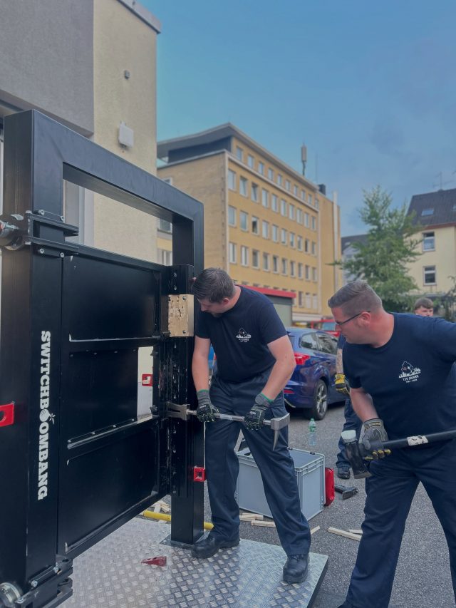 Ausbildung Türöffnung 🚪

Gestern stand bei uns das Thema Türöffnung auf dem Ausbildungsplan. Gemeinsam haben wir verschiedene Methoden, Taktiken und Werkzeuge kennengelernt und praktisch angewendet.

Zum Üben kam die modulare Übungstür von @switchboombang zum Einsatz. Durch ihren flexiblen Aufbau lässt sie sich immer wieder neu konfigurieren und sorgt so für realitätsnahe und abwechslungsreiche Übungsszenarien. So ist keine Übung wie die andere und wir können uns auf unterschiedlichste Einsatzlagen vorbereiten.

#Feuerwehr #Ausbildung #Türöffnung #Einsatztraining #switchboombang