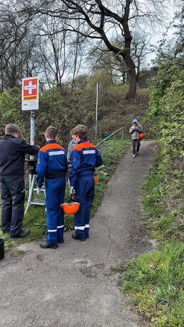 Heute waren wir mit der Jugendfeuerwehr an unserem RUSIS-Schild unterwegs 📍🔥

Das Schild steht bei den Koordinaten 
51,43097° N, 7,11778° O und wird von uns einmal im Jahr gereinigt und kontrolliert. 💪🧽

Warum das Ganze? Ganz einfach: Das RUSIS-Schild hilft dabei, im Notfall den eigenen Standort an der Ruhr schnell und genau anzugeben. Gerade wenn man sich nicht auskennt, kann das entscheidend sein! 🚨

#jugendfeuerwehr #112