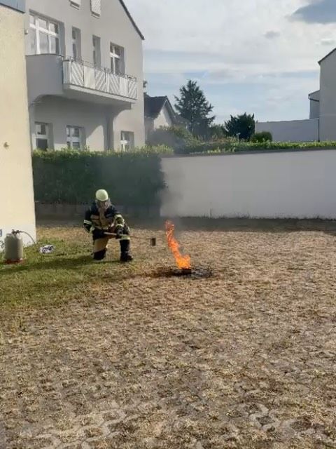 Gestern drehte sich bei der Jugendfeuerwehr alles um das Thema Brände mit brennbaren Flüssigkeiten und Fettbrände. 🔥🧑‍🚒

Dabei lernten unsere Jugendlichen, warum man einen Fettbrand NIEMALS mit Wasser löschen darf: Das Wasser verdampft schlagartig, schleudert das brennende Fett explosionsartig nach oben und kann so zu einer gefährlichen Fettexplosion führen.

Anschließend wurde das Gelernte praktisch umgesetzt: Mit Schaum legten die Jugendlichen einen Schaumteppich über eine mit Benzin gefüllte Übungsmulde und erfuhren, wie brennbare Flüssigkeiten sicher abgedeckt und gelöscht werden. #jugendfeuerwehrdeutschland #feuerwehr #112 #fettbrand
