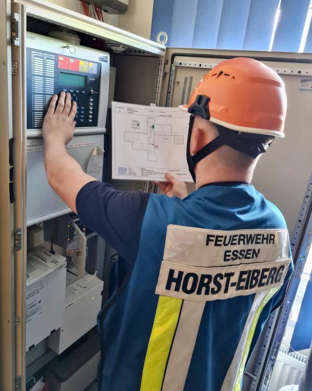 Am vergangenen Übungsabend stand eine größere Übung der Jugendfeuerwehr an. Das Szenario, in dem sich die Jugendlichen wiedergefunden haben, war eine ausgelöste Brandmeldeanlage mit Menschenrettung. Nach der Erkundung des Gruppenführers, ging ein Trupp unter schwerem Atemschutz in den Keller zur Menschenrettung mit anschließender Brandbekämpfung vor.

#feuer #burning #firefighter #feuerwehr #fire #retterherz #mehralsnureinhobby #photooftheday #wdr #photography #photography #fotografie #instagood #canon  #water #jugendfeuerwehr #fireman #instapic #911  #alarm #retter #fireandfight #emergency #firedepartment #jf #feuerwehr